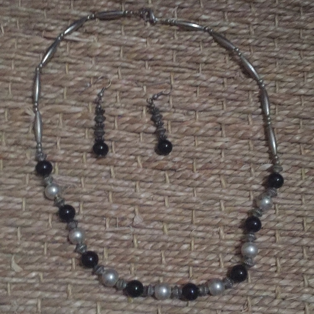 Silver and onyx necklace with drop earrings